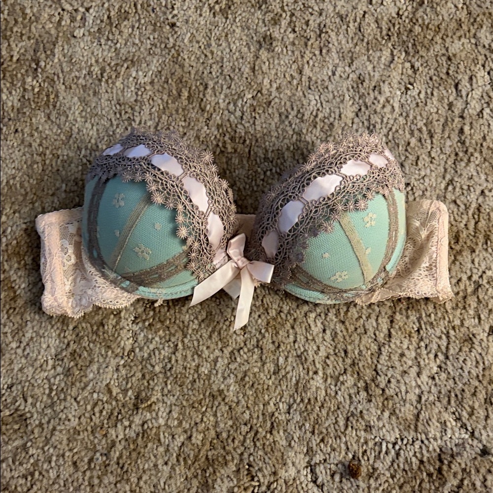 Elegant Lace Trimmed Bra in Mint and Cream